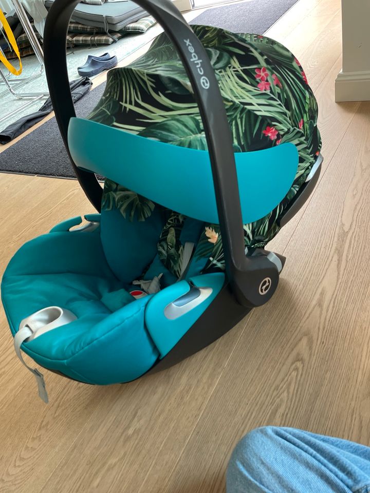 Cybex Cloud Z i-Size babyschale und Isofix Station in Düsseldorf