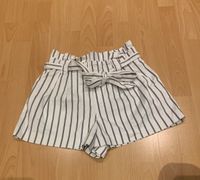 Zara Stoffhose gestreift Gr. M Bindegürtel weiß Sommer Shorts Bayern - Aßling Vorschau