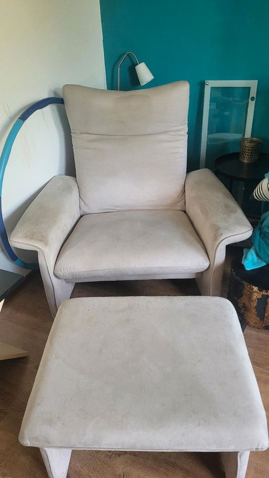 Beige/Grau Samt Sessel inkl Hocker mit Liegefunktion in Plön 