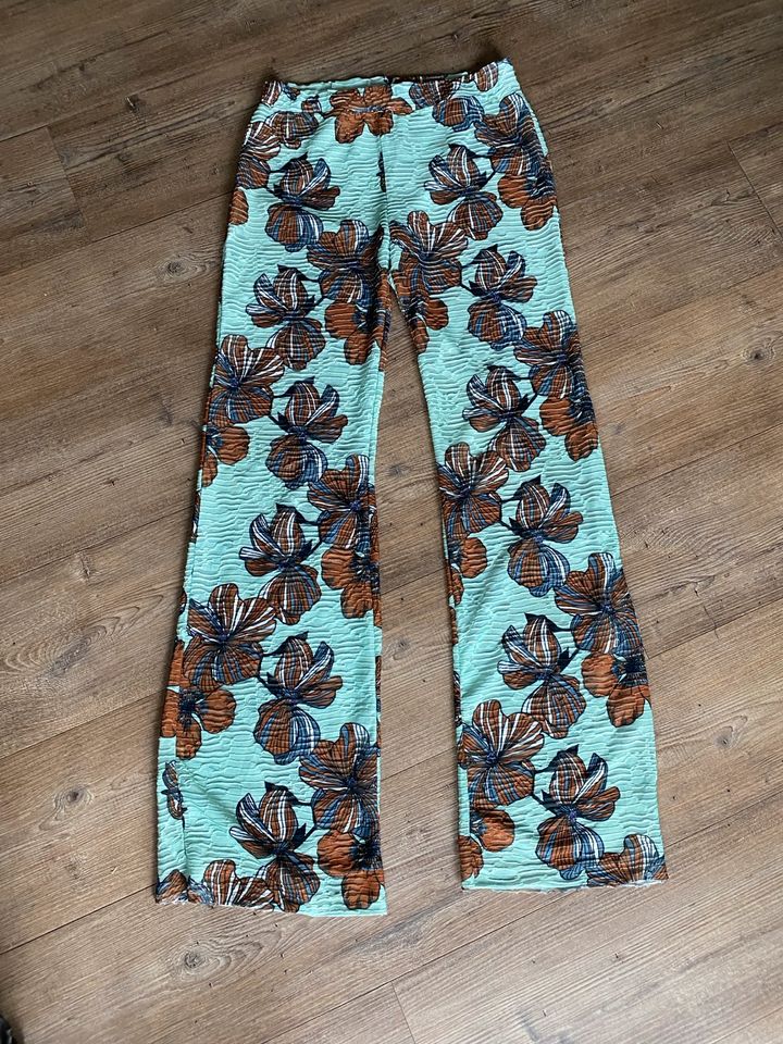 leichte Sommer Sommerhose Hose Damen Blumen Gr. 36 in Gilching