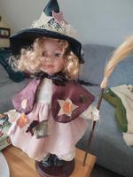 Porzellanpuppe Hexe, Dekopuppe 40cm mit Ständer für Sammler Herzogtum Lauenburg - Köthel Vorschau