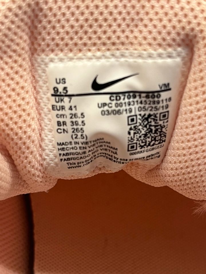 Nike Sneaker Gr 41 neuwertig inkl Versand in Eisleben