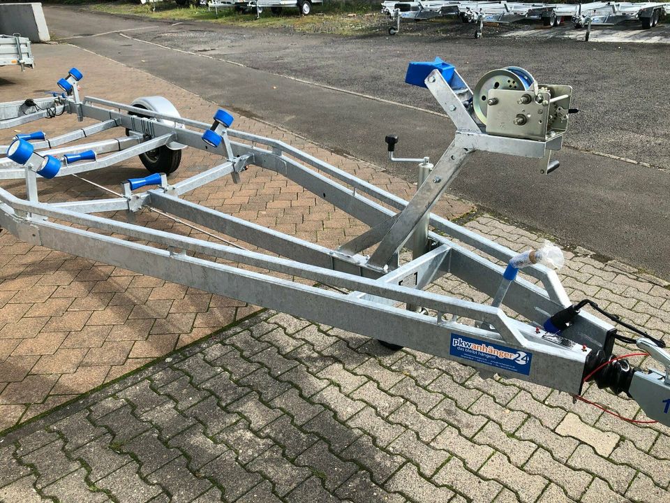 Vlemmix Bootstrailer Bootsanhänger für Boote bis 6,9m 1500kg in Monzingen