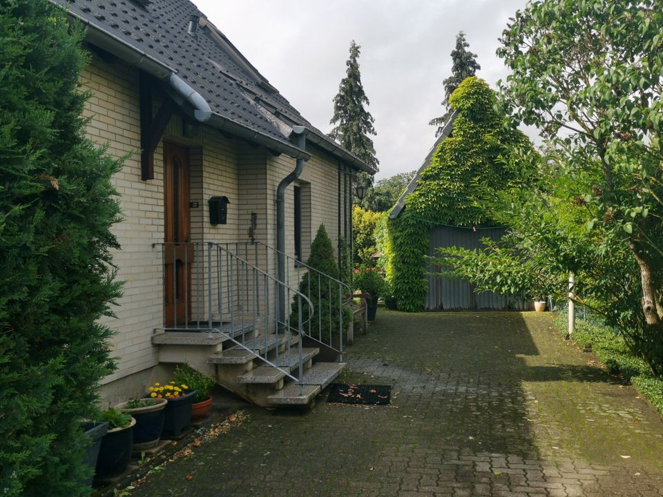 1-2- Familienhaus mit Garagenhaus im Norden Braunschweigs in Braunschweig