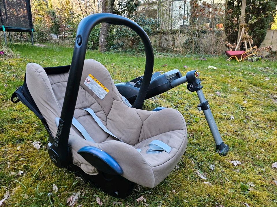 Maxi Cosi mit Easyfix fürs Auto in Zirndorf