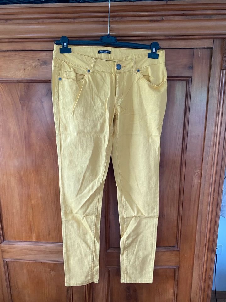 Gelbe Jeans, Größe 40/L in Haarbach