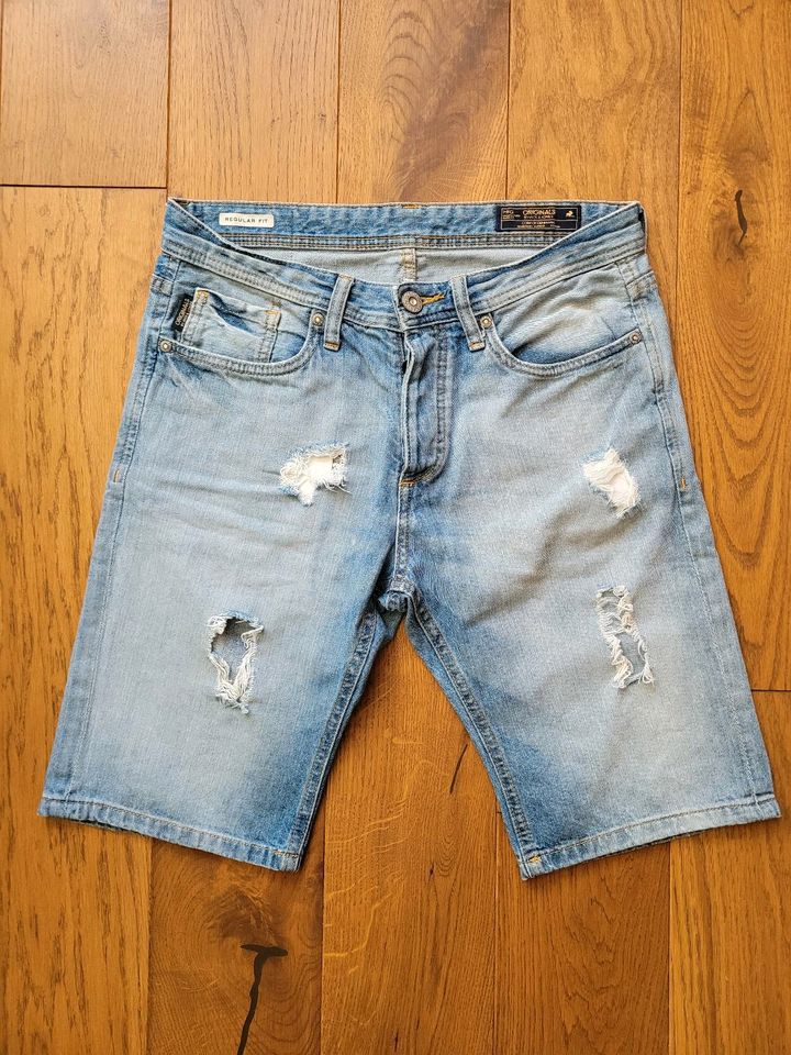 Kurze Jeans / Jeansshorts von Jack & Jones - Größe S in Untersiemau