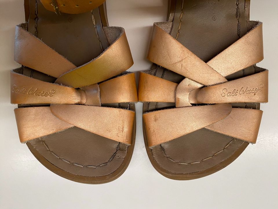 Süße Saltwater Sandalen Gr. 1 (33) in gold aus Leder in Dresden