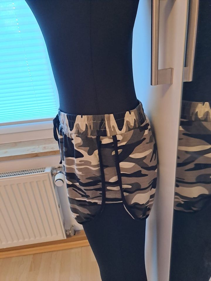 Damen Short Hose camouflage Tarnmuster Gr. L in Allersberg