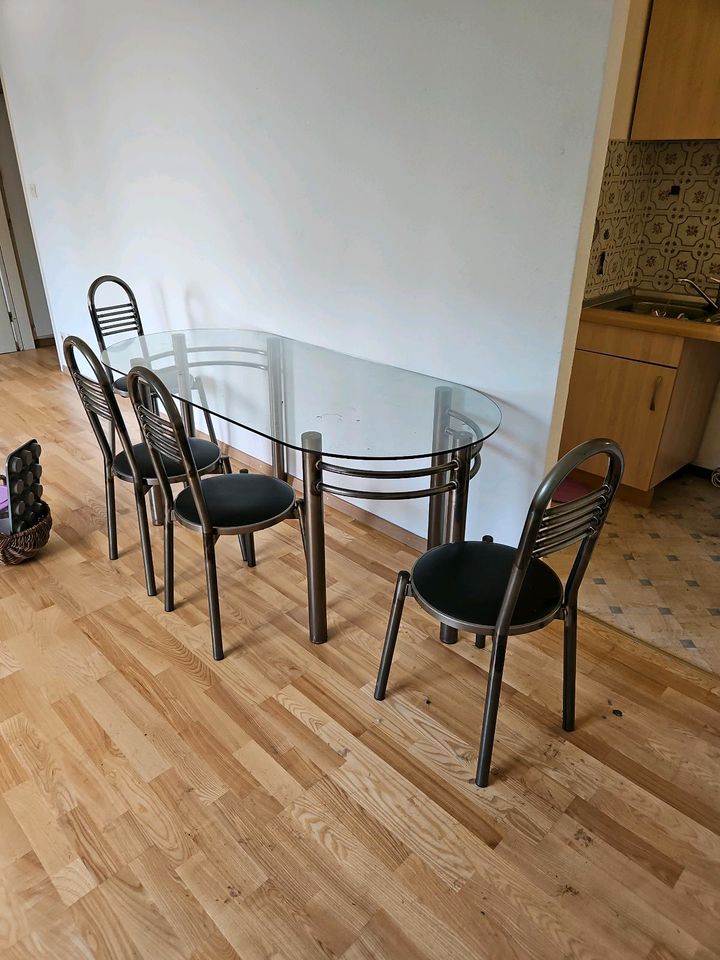 Tisch mit Stühlen zu verkaufen in Hannover