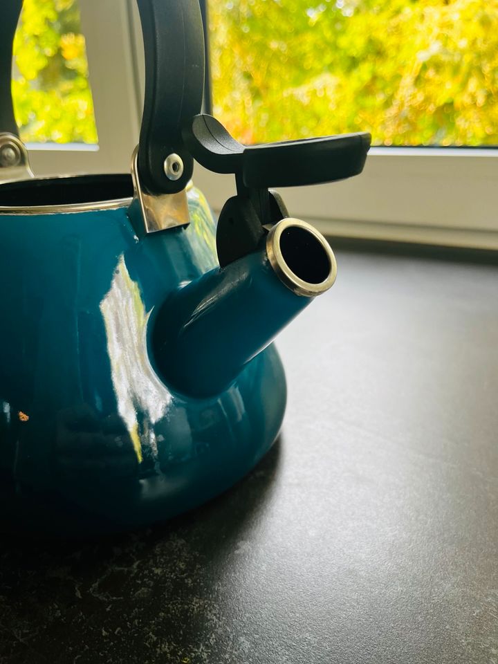 Le Creuset Kone Wasserkessel 1,6l mit Pfeife in blau in Wedel