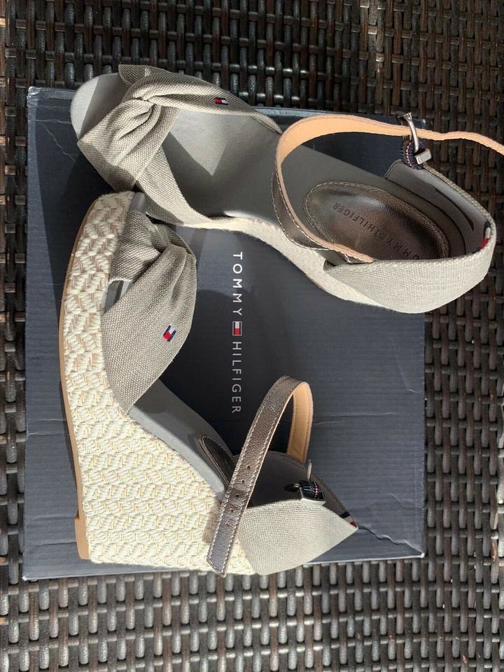 Tommy Hilfiger Elena Sandalen Gr. 37 grau schimmernd wie NEU in Elzach