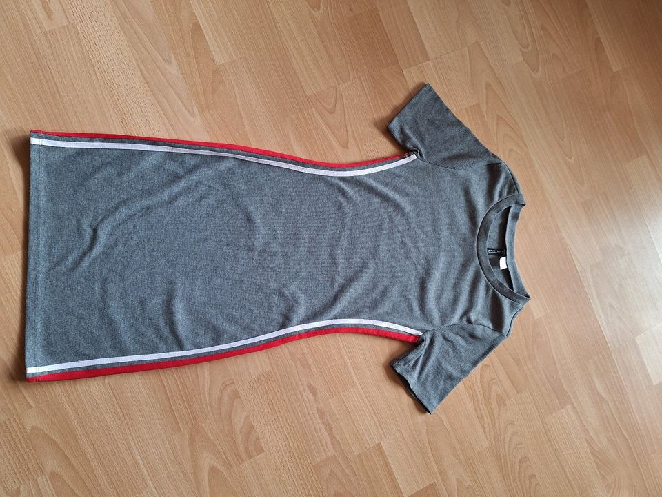 Kleid Sweatshirtstoff grau mit Streifen weiß/rot von H&M in Spangenberg