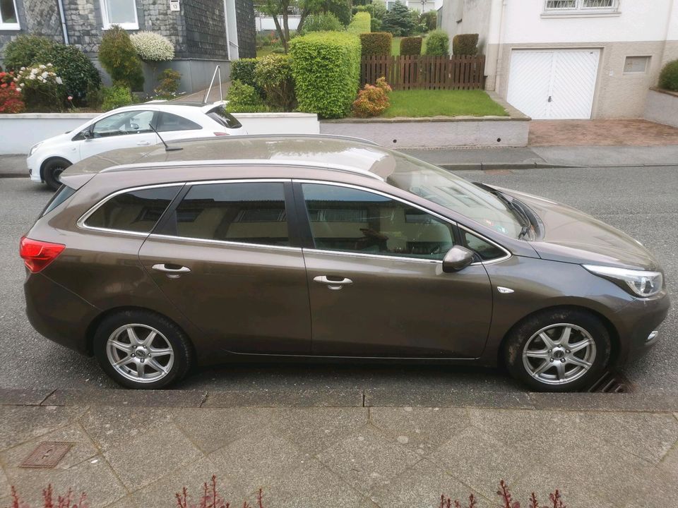 KIA Cee'd SW 1,6l CRDI Klima/Navi/8x bereift uvm. in Wuppertal