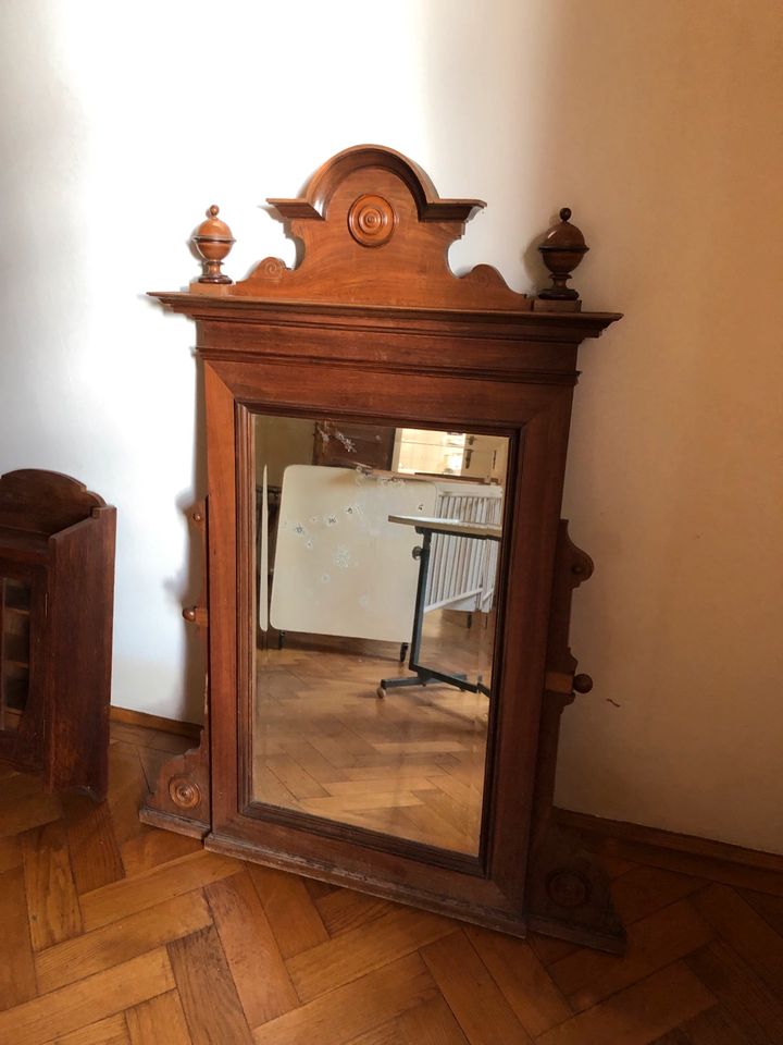 Antike Spiegel mit Holzschnitzereien in Rosenheim