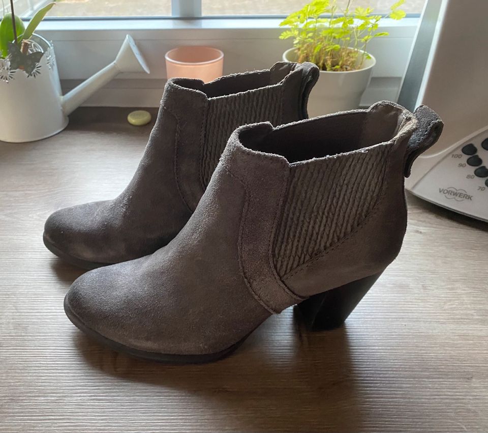 UGG Leder Ancle Boots 39 wie neu Stiefeletten taupe in Neu-Anspach