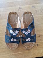 Sandalen blau mit Blumen neu und ungetragen Nordrhein-Westfalen - Meinerzhagen Vorschau