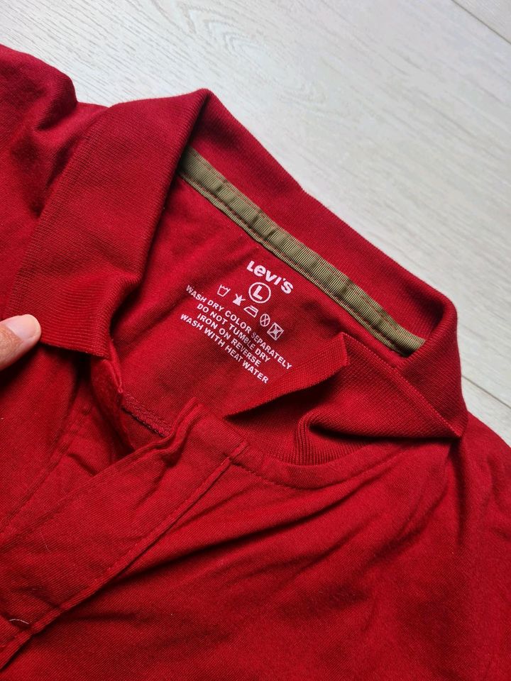 Levi's Poloshirt ungetragen in rot in Wiesbaden