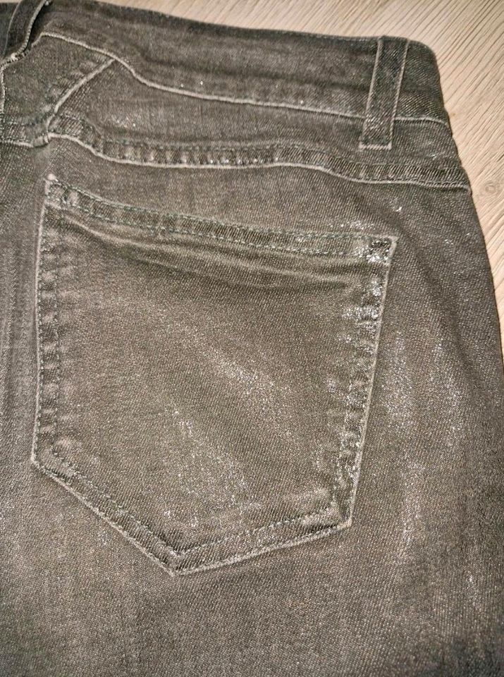 Closed Damen Jeans in schwarz mit Glanz Gr. 27 in Herford