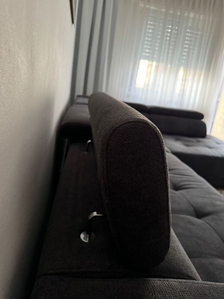 Couch mit elektronischer Ausziehmöglichkeit in Frankfurt am Main
