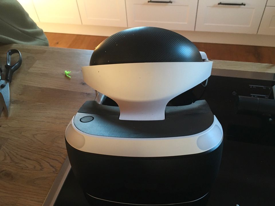 PS4 Slim 500GB MIT VR Brille VR World und 9 Spielen in Bedburg