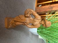 Holzfigur handgeschnitzt, Frau mit Hut und Korb im Arm, 37 cm Hessen - Philippsthal (Werra) Vorschau