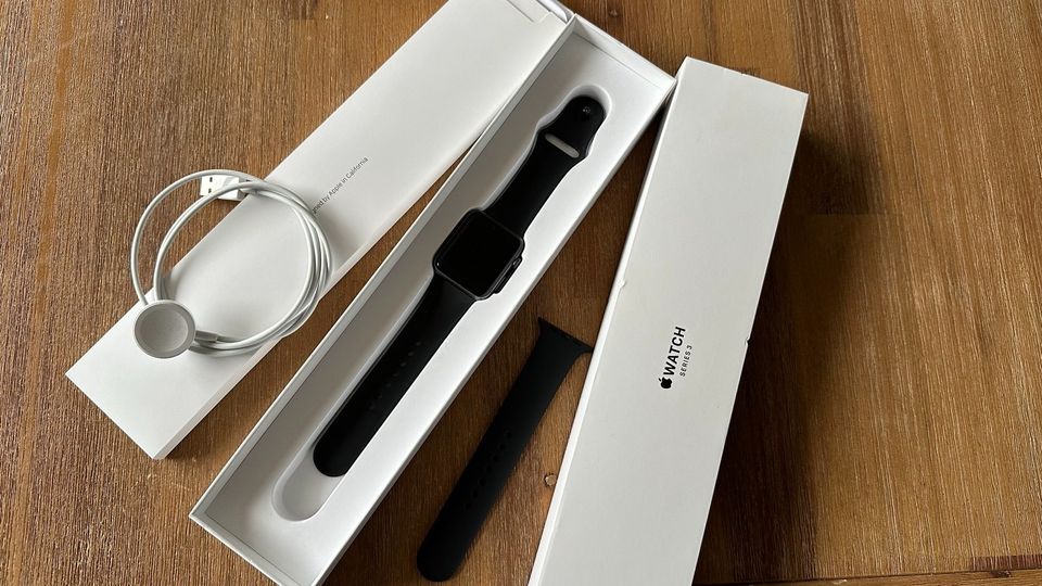 Apple Watch Series 3 42mm Space gray Alu black sport in Würselen