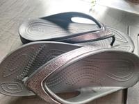 Crocs comfort Zehentrenner Badeschuhe gr 41 Niedersachsen - Schortens Vorschau