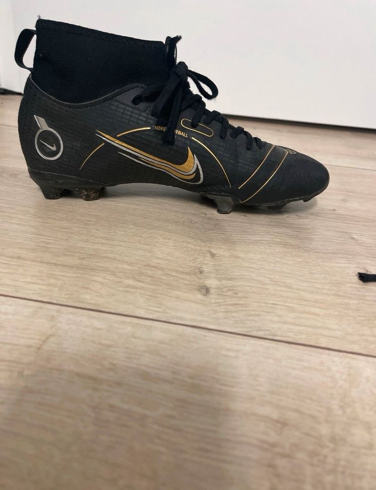 Nike Fussballschuhe Schwarz/ Gold in Rüsselsheim