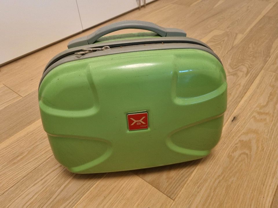 Koffer mit Beautycase in Merzenich