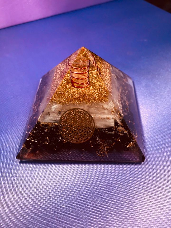 Orgonit-Pyramide mit schwarzem Turmalin, Selenit und Bergkristall in Vohenstrauß