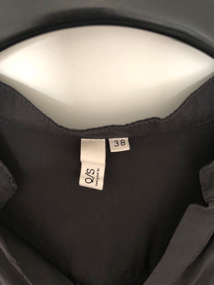 Schwarze Bluse mit V-Ausschnitt von QS, Größe 38, in Bad Wildungen