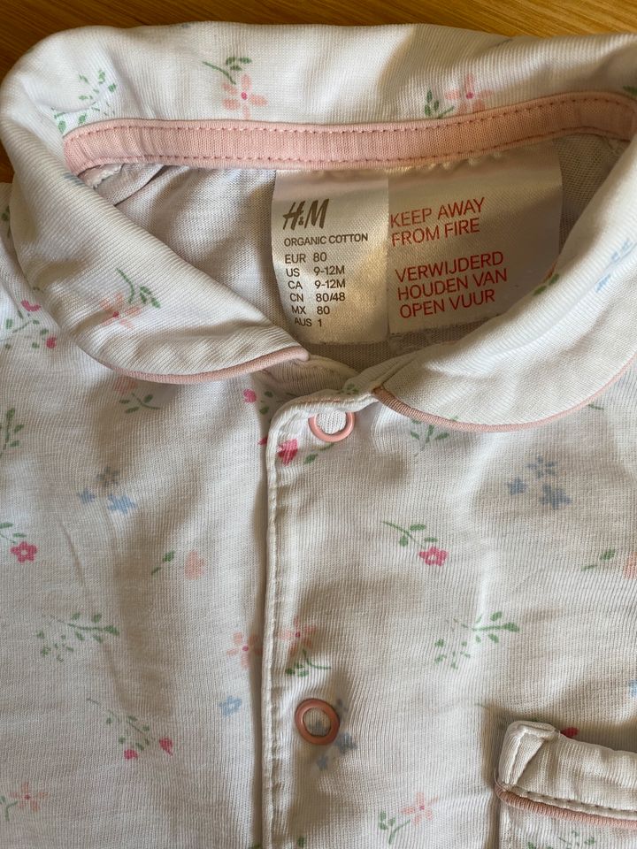 Weißer Pyjama Schlafanzug mit Blümchen Größe 80 in Wentorf