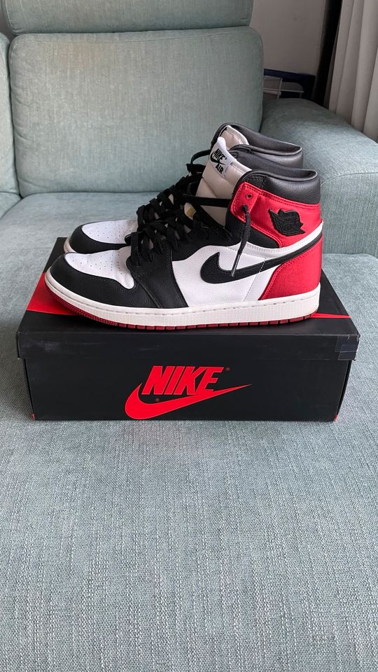 Jordan 1 High Satin Black Toe EU44,5/US12w in Berlin