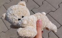 Teddy Kuscheltier Stofftier mit Rassel, Baby Spielzeug Bär Borsdorf - Panitzsch Vorschau