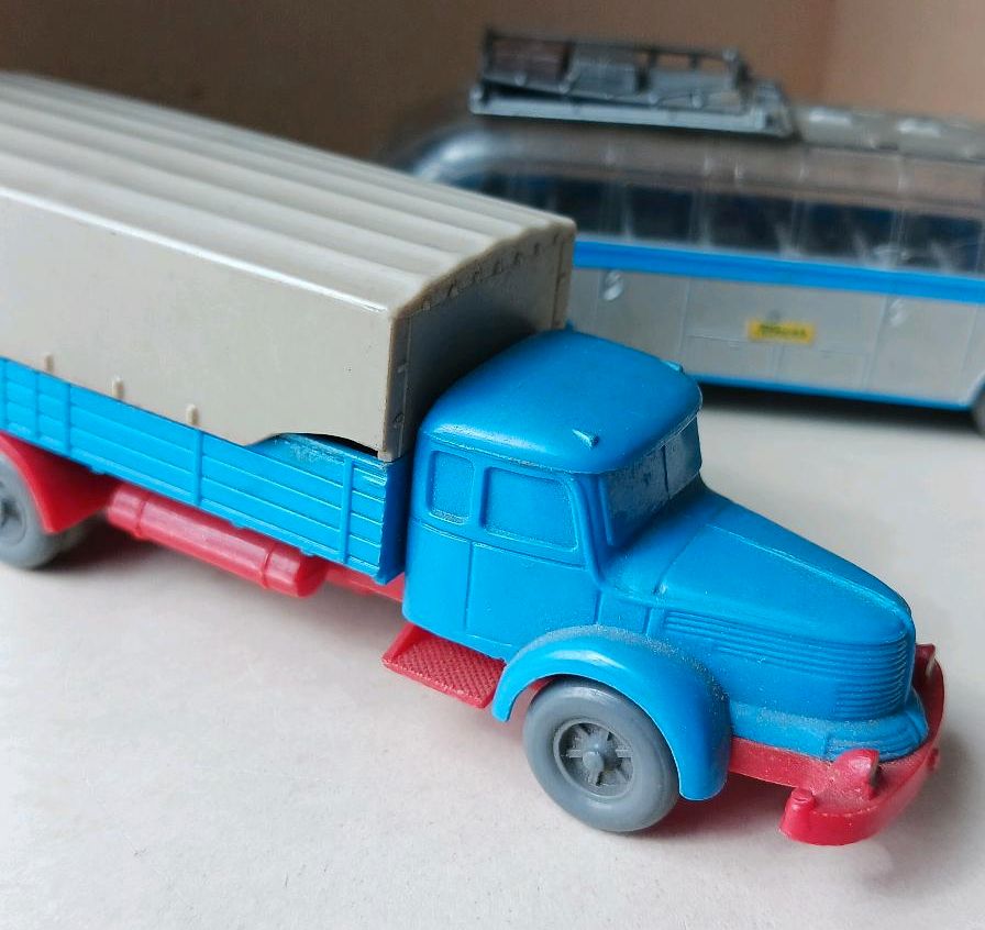 Spielzeug Laster Reisebus alt Plastik in Ober-Olm