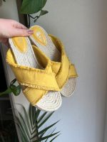 H&M Pantoletten gelb Senfgelb mit Fransen Größe 40 Mules Sandalen Dresden - Cotta Vorschau