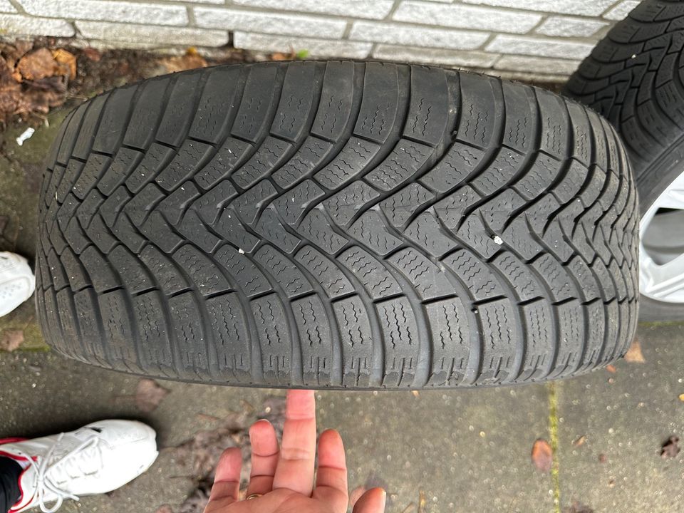 Winterreifen auf Alufelge Kia Ceed Plugin -Falken 225/45 R17 94V in Hamburg