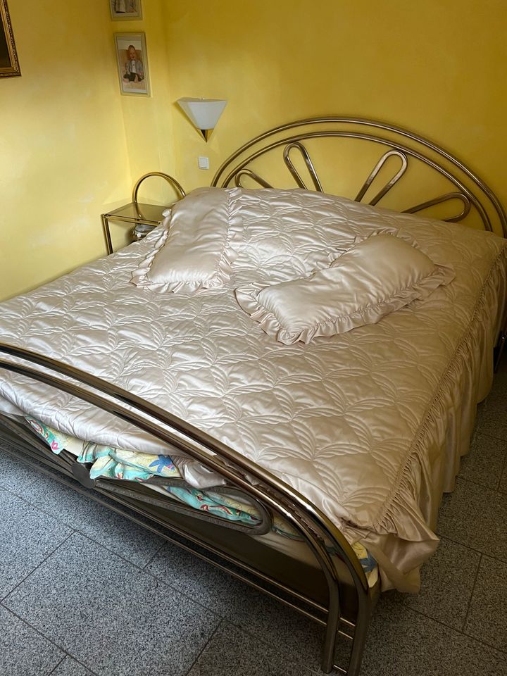 Doppelbett  inklusive Nachttische in Messingoptik ca. 1,85 x 2,05 in Pulheim