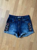BERSHKA dunkle high waist Jeans Shorts Hotpants kurze Hose Perlen Hessen - Bad Homburg Vorschau