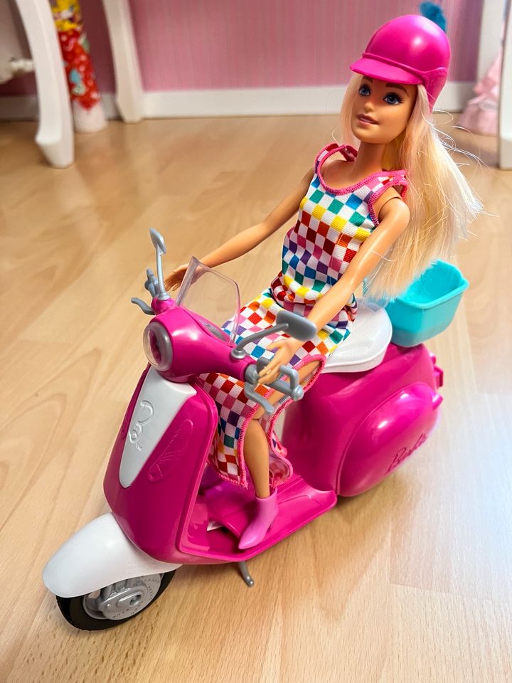 Barbie Sets Krankenwagen Roller Kleidung u.v.m in Sankt Augustin