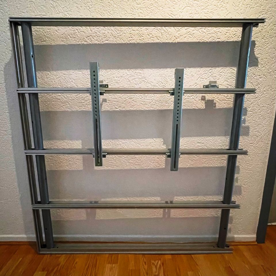 TV Wand silbergrau mit Milchglas beleuchtbar (Ikea Framsta) in Borken