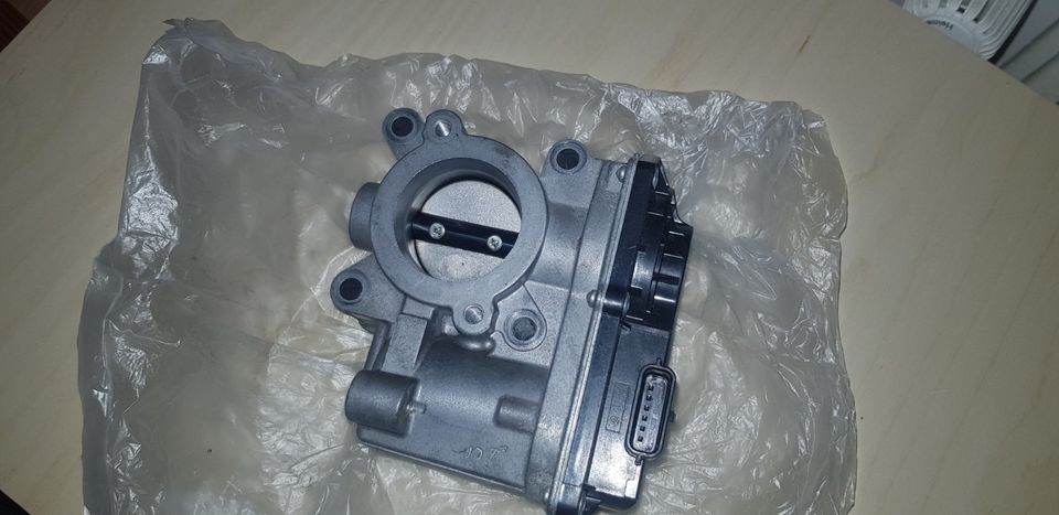 RENAULT 1,2L 16V TCe DROSSELKLAPPE THROTTLE BODY 8200570865B in Duisburg