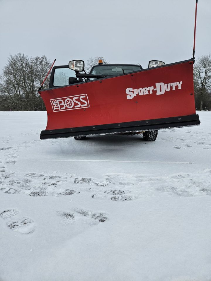 Verkaufe Suzuki Jimny mit Schneepflug von Boss in Villingen-Schwenningen