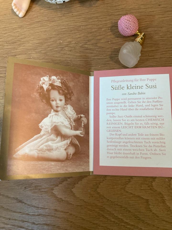 Süße kleine Susi Franklin Mint Heirloom Porzellanpuppe in Köln