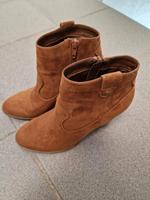 Schuhe Stiefeletten Absatz braun neu 38 Thüringen - Erfurt Vorschau