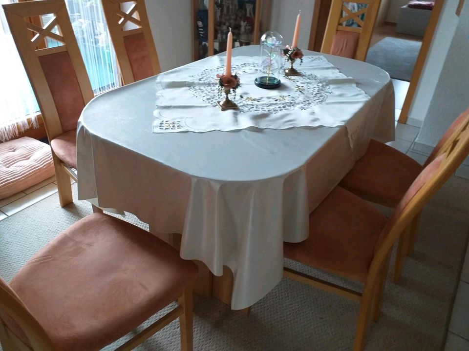 Tisch mit 6 Stühlen in Ayl Saar