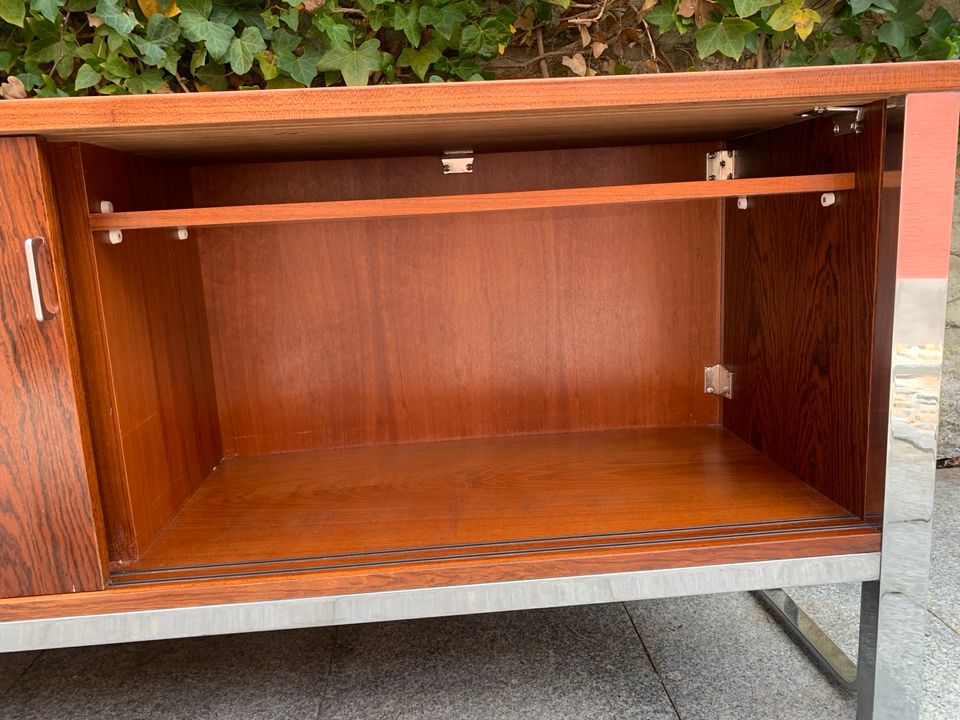 1970er Rosewood Palisander Sideboard mit Chromstahlgestell in Stuttgart