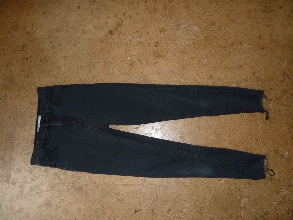 bershka Jeans Gr. 36 anthrazit "high rise cropped" in Offenburg
