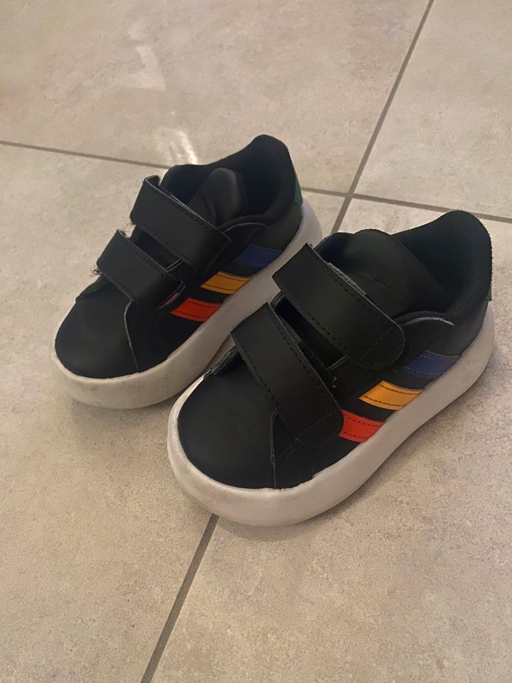 Adidas Sneakee in Waldkraiburg